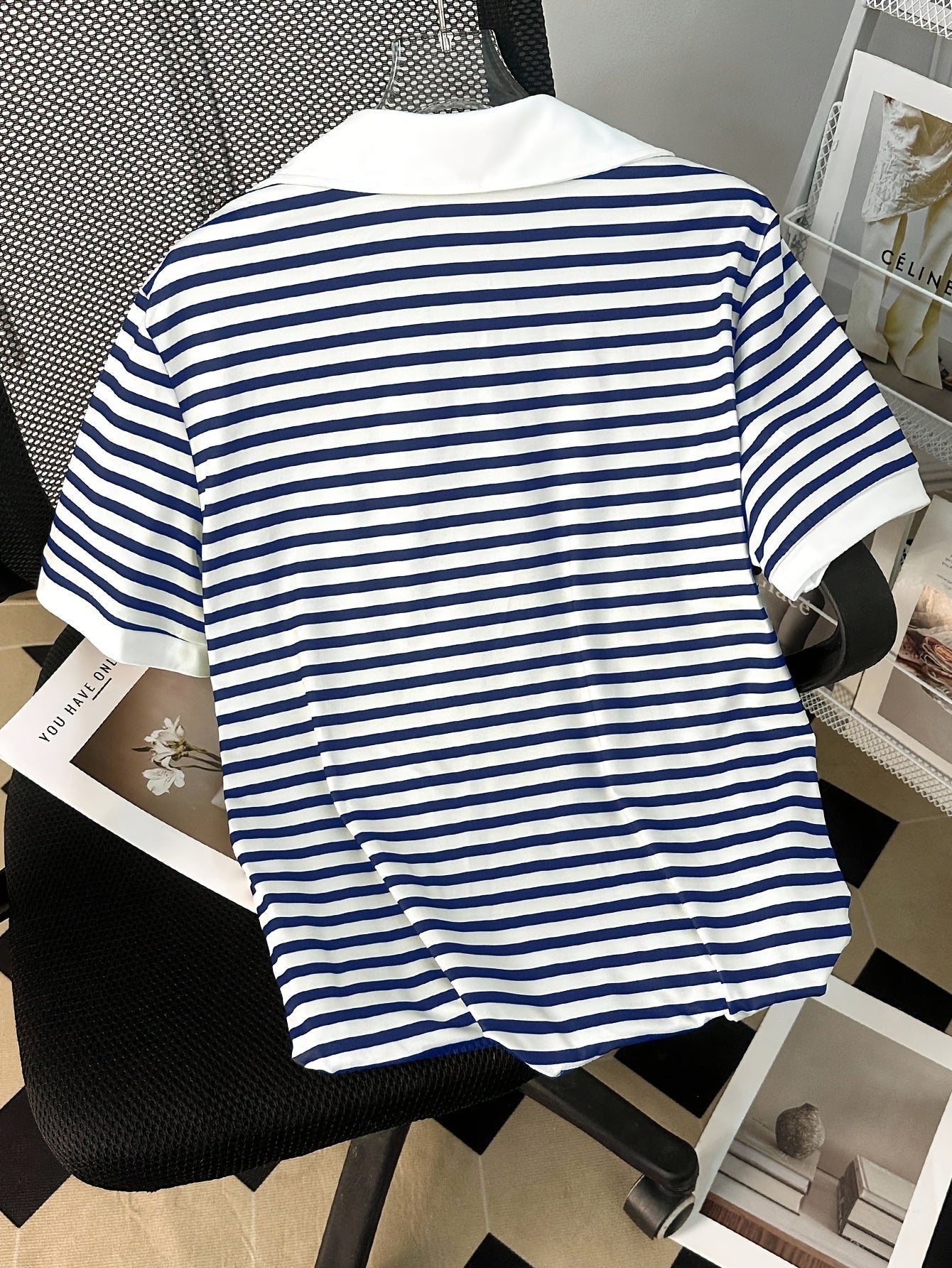 Damen Polo Shirt mit Streifenmuster und V-Ausschnitt – Eleganter Freizeit-Look