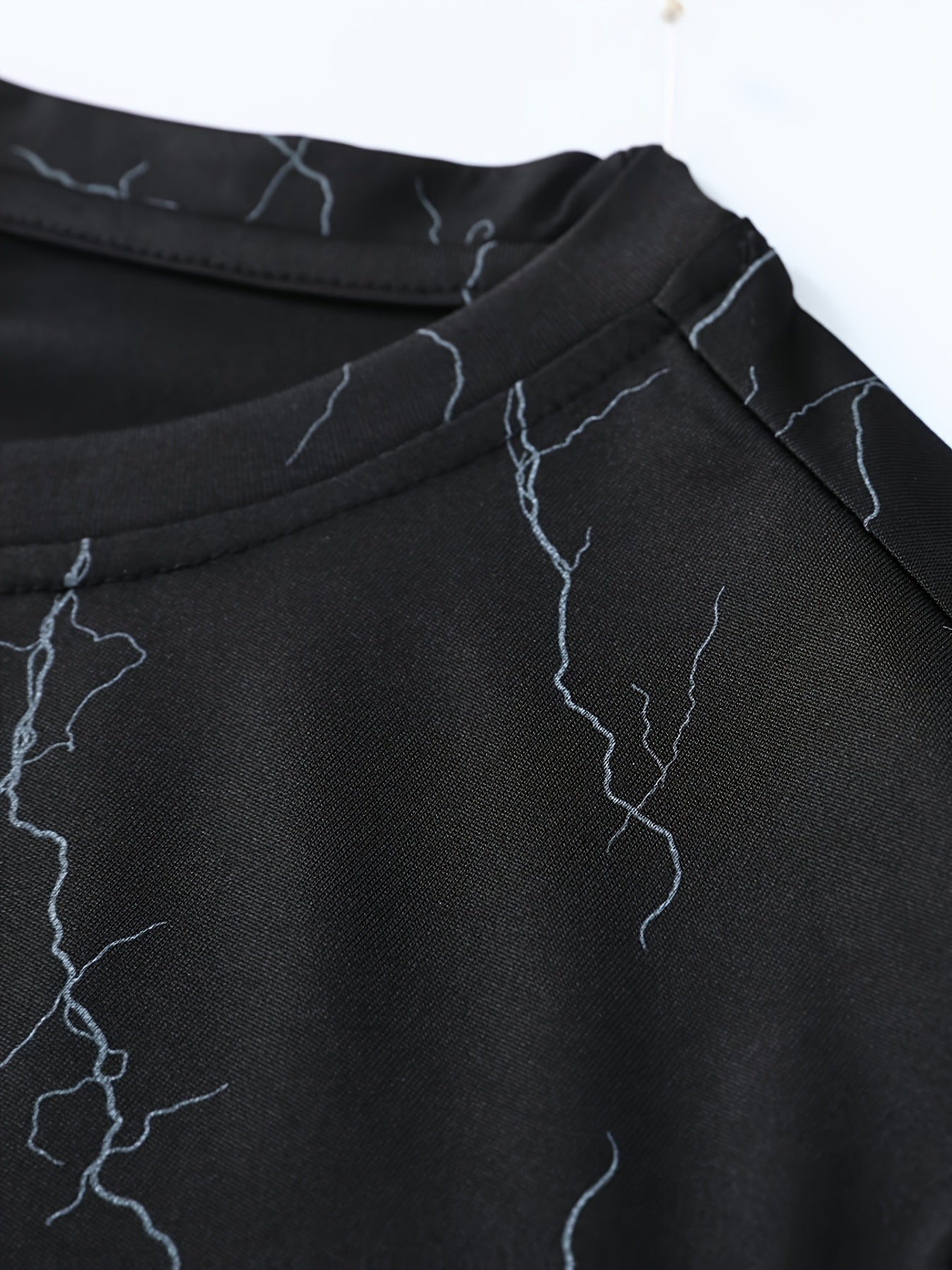 Herren T-Shirt mit abstraktem Print – Modernes Freizeitshirt für stilbewusste Looks