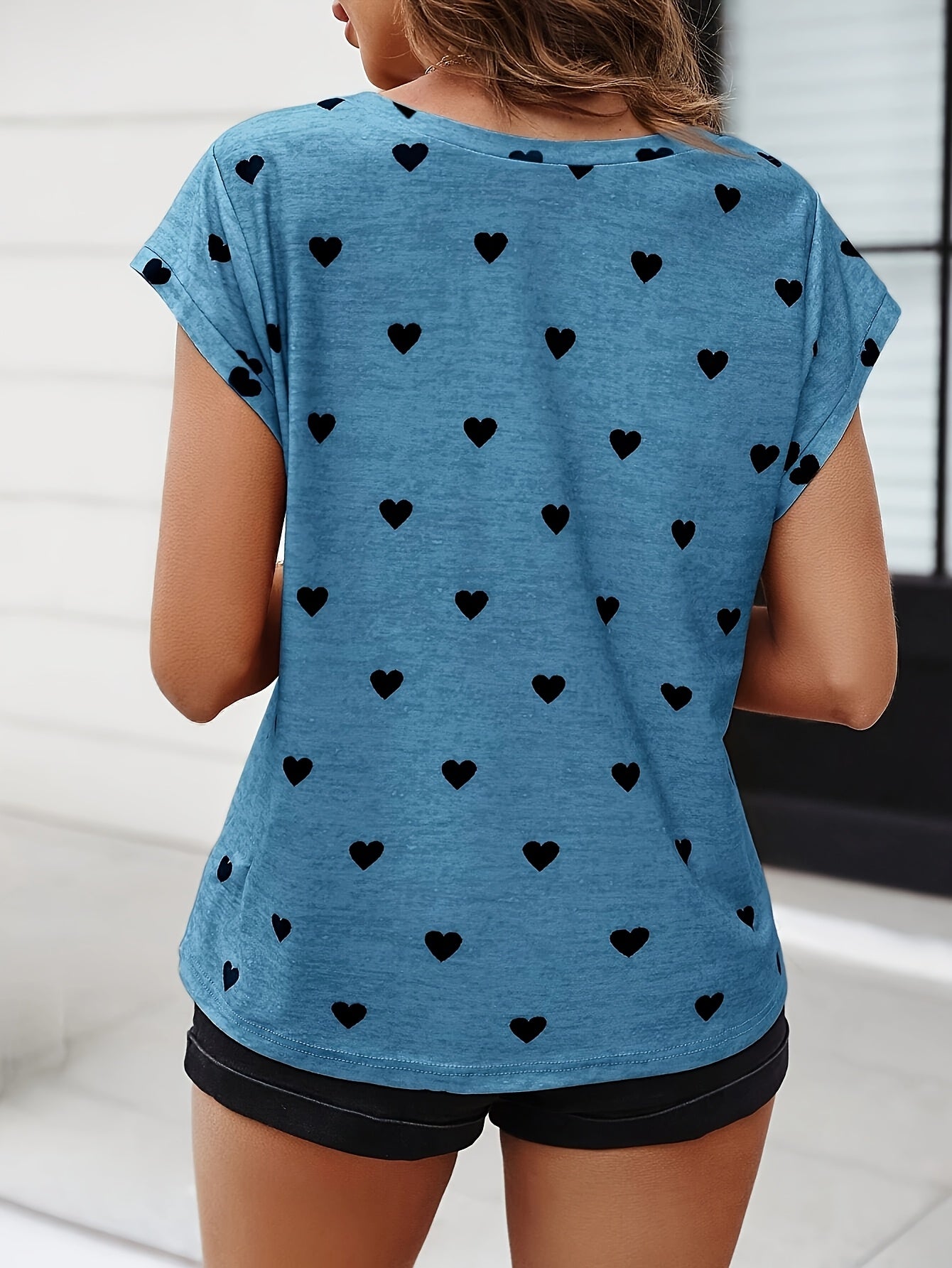 Damen Herzmuster V-Ausschnitt T-Shirt – Modisches Freizeitshirt für Alltag und Sommer