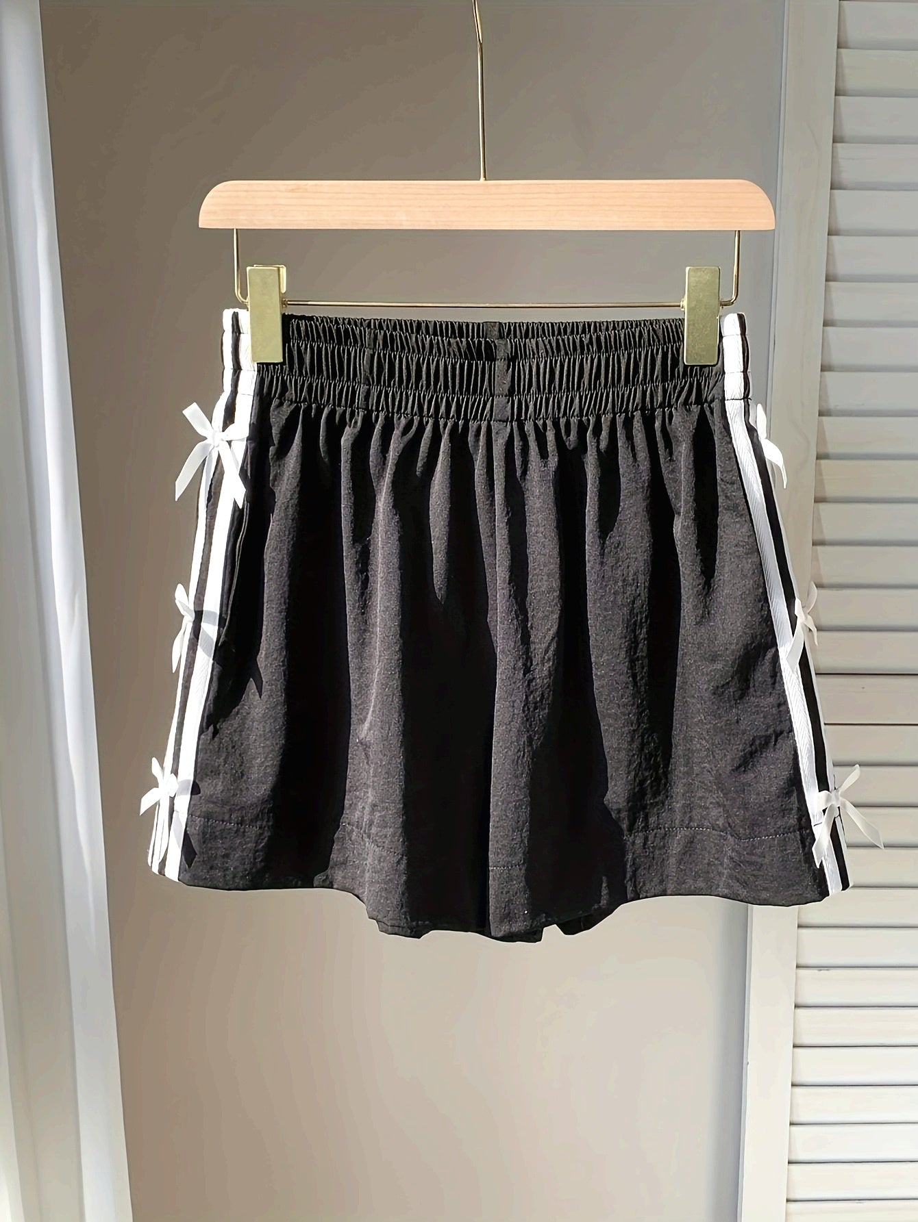 Damen Freizeitshorts mit Schleifen und Streifen – Lässiger Sommer-Look für Urlaub und Alltag