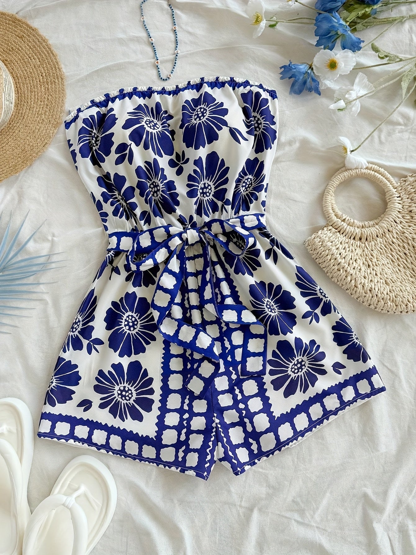 Damen Bandeau-Overall mit Blumenmuster und Taillengürtel – Eleganter Sommer-Jumpsuit für Urlaub & Freizeit