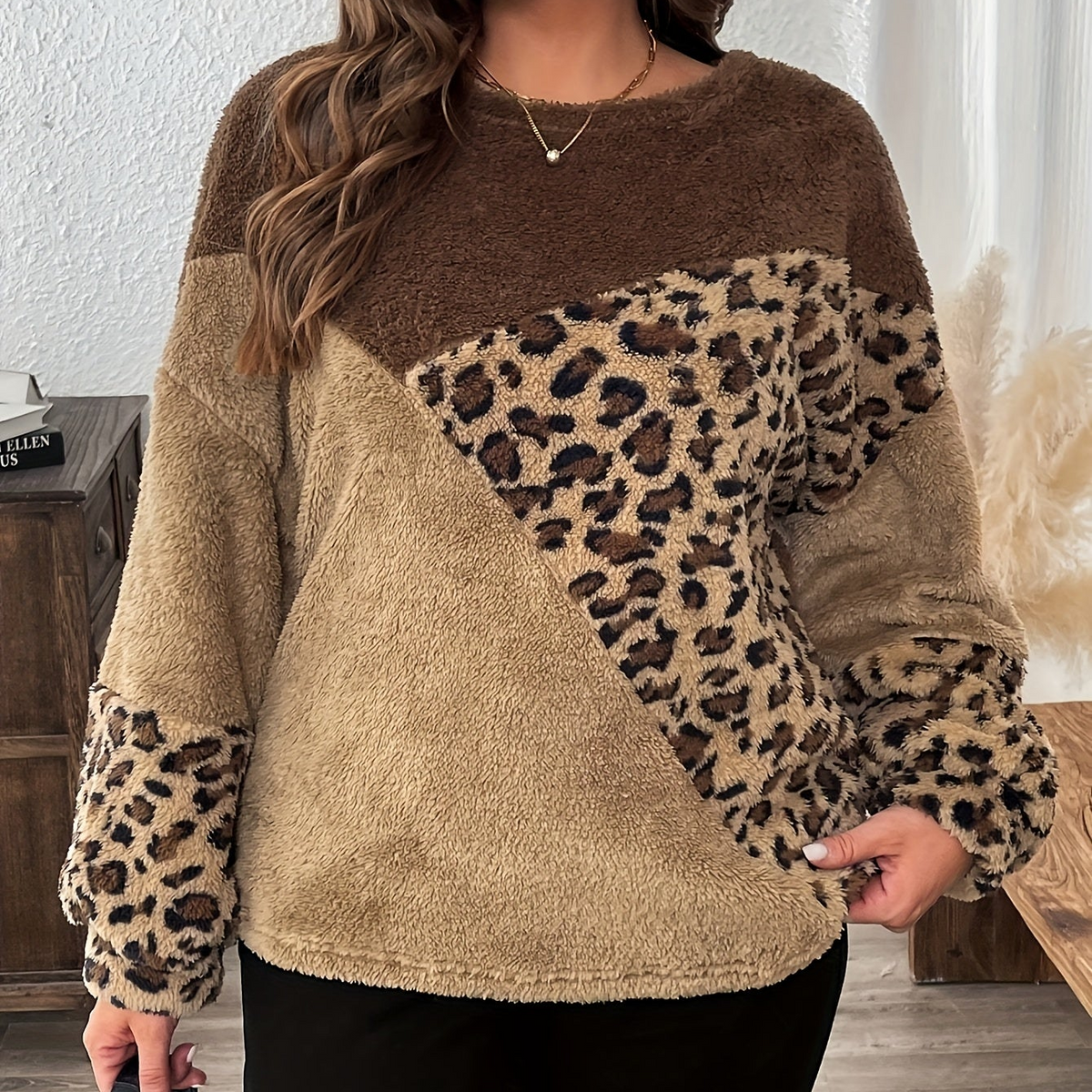 Damen Pullover aus flauschigem Stoff mit Leopardenmuster, Rundhals, Braun