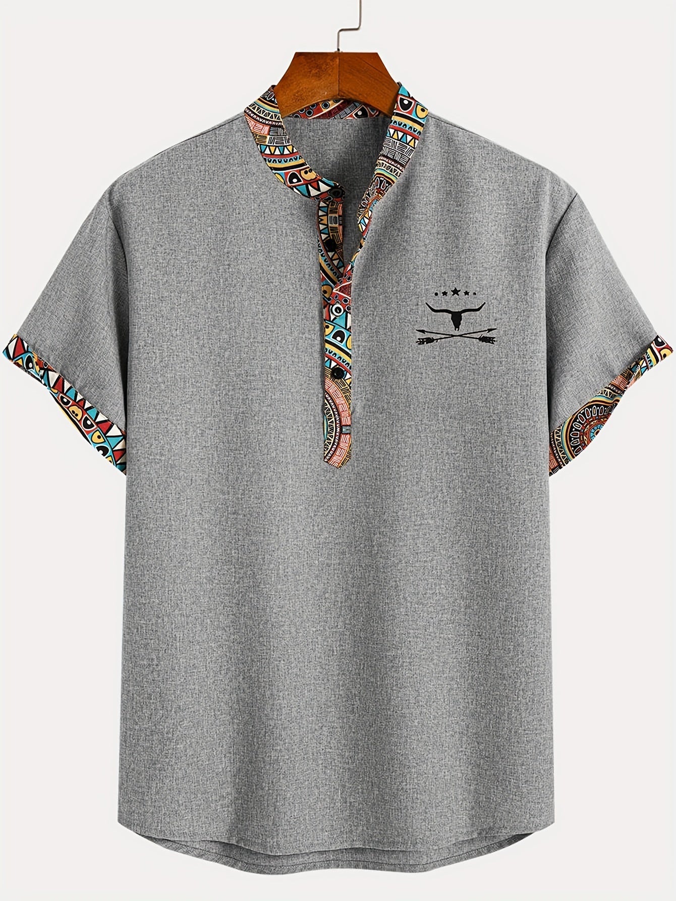 Herren Ethno Freizeitshirt mit Musterdetails und V-Ausschnitt – Modernes Kurzarmhemd für Alltag und Urlaub