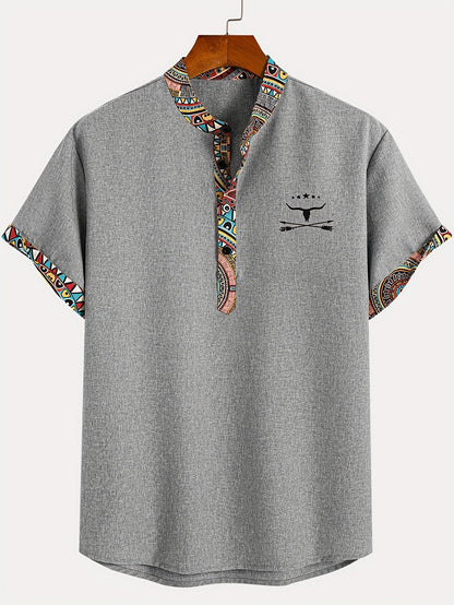 Herren Ethno Freizeitshirt mit Musterdetails und V-Ausschnitt – Modernes Kurzarmhemd für Alltag und Urlaub
