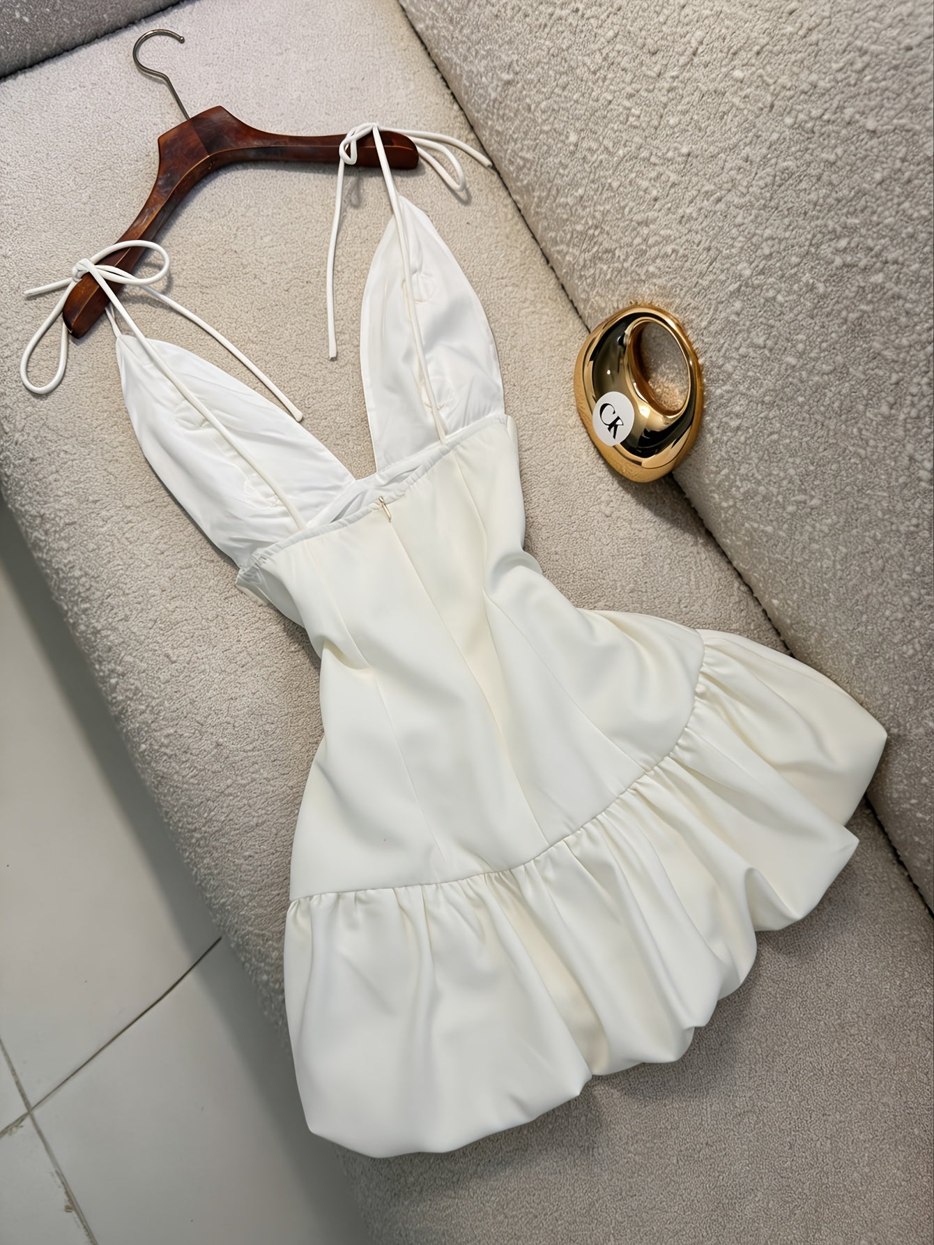 Damen Mini Kleid Elegant mit Blumenapplikationen und Volant-Saum – Festlich & Modern