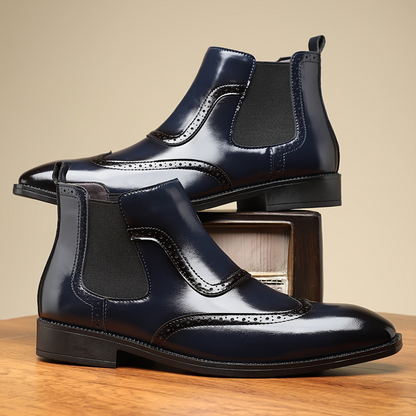 Herren Chelsea Boots mit Brogue-Details in glänzender Optik