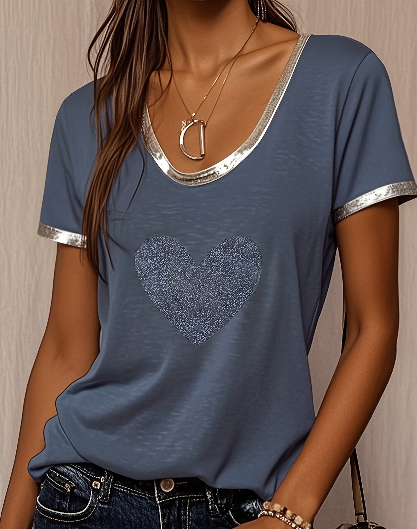 Damen T-Shirt mit Herz-Print und Metallic-Details – Modisches Freizeitshirt mit V-Ausschnitt