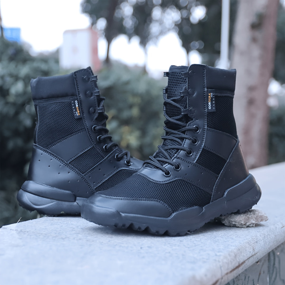 Schwarze knöchelhohe Schnürstiefel mit Profilsohle und Mesh-Einsätzen