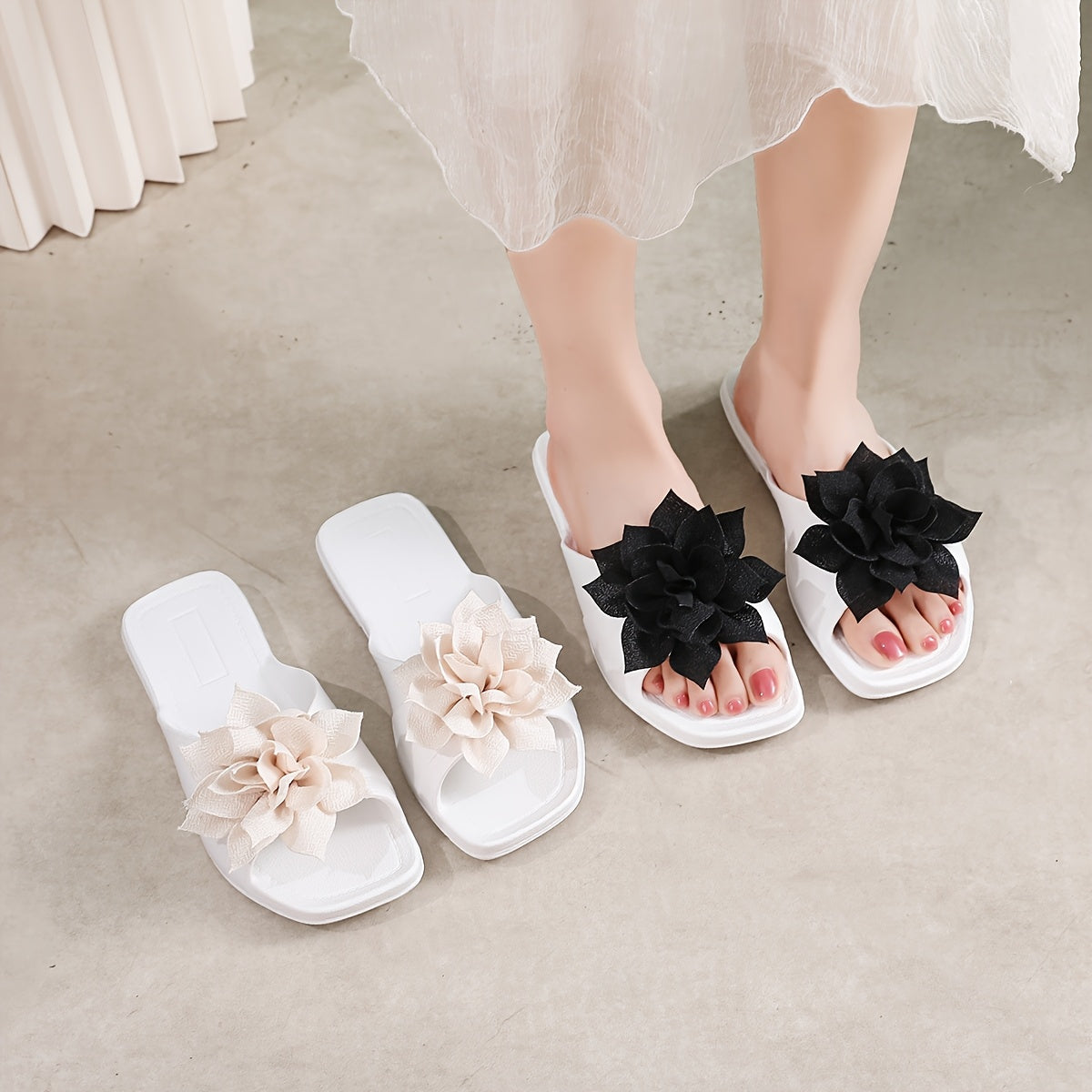 Damen Slipper Sandalen mit Blumenapplikation – Verspielte Sommerschuhe für Freizeit und Alltag