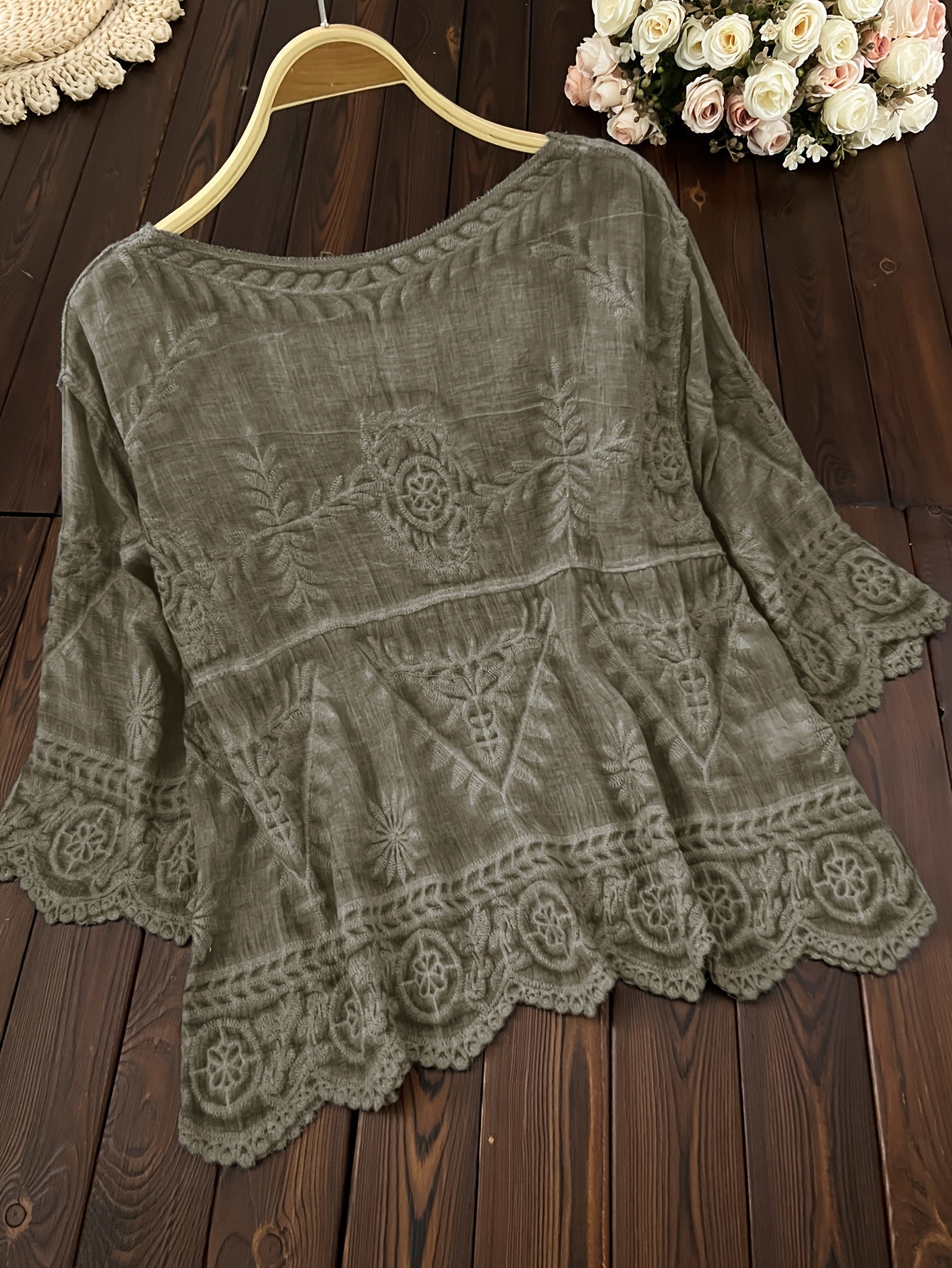 Damen Bluse mit Stickerei und V-Ausschnitt, 3/4-Ärmel, Knopfleiste