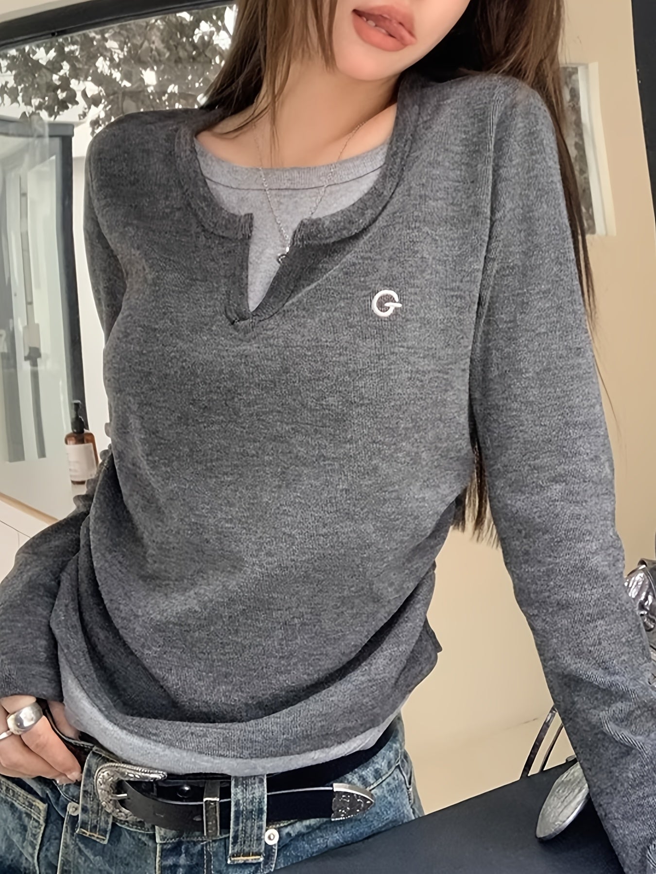 Damen Langarmshirt Grau mit V-Ausschnitt und kleiner Applikation