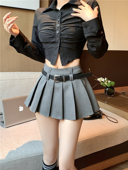Damen Mini Faltenrock mit Gürtel und Sexy Crop Bluse – Modischer Streetwear-Look