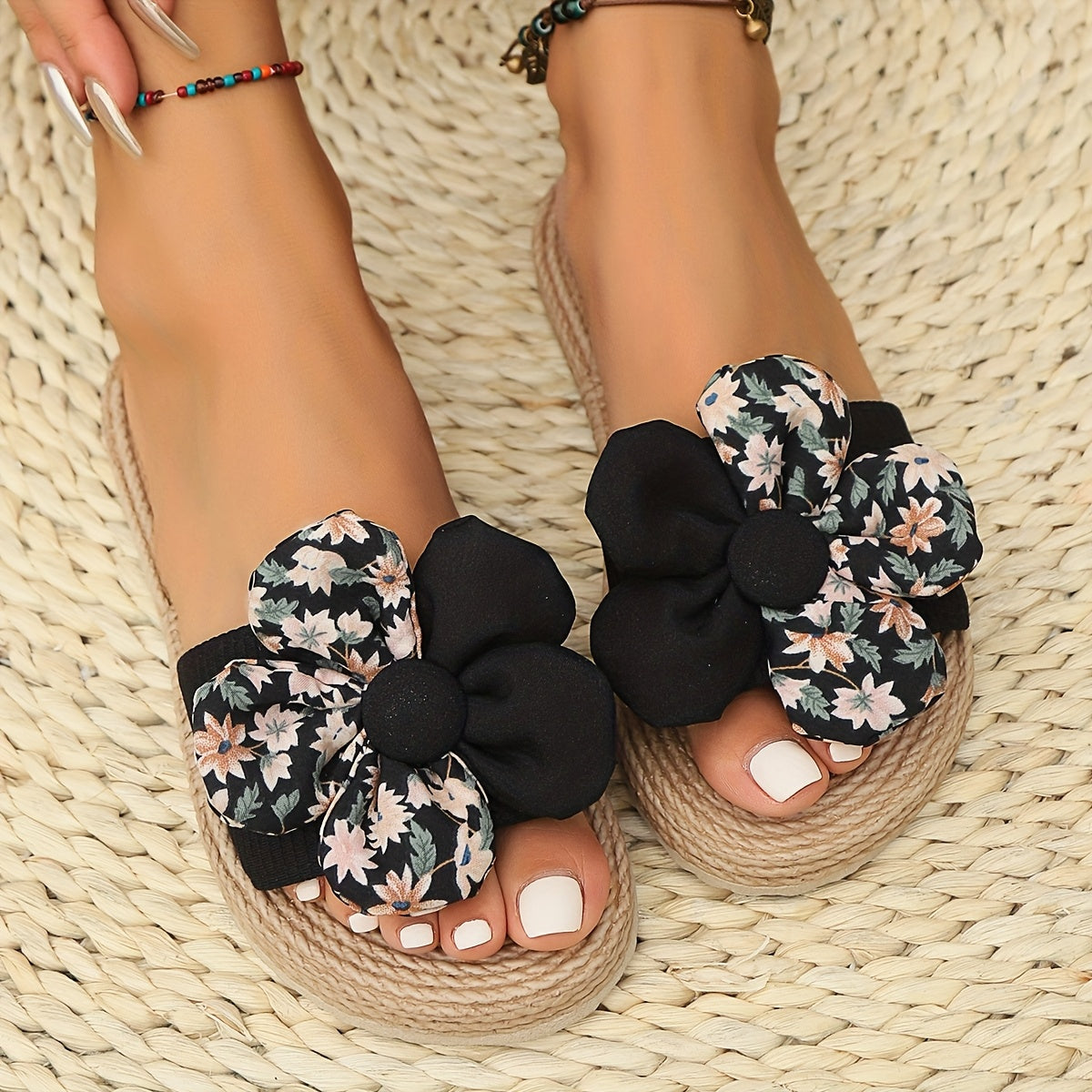 Damen Slide Sandalen mit Blumenapplikation und Espadrille-Stil – Sommerliche Freizeitschuhe