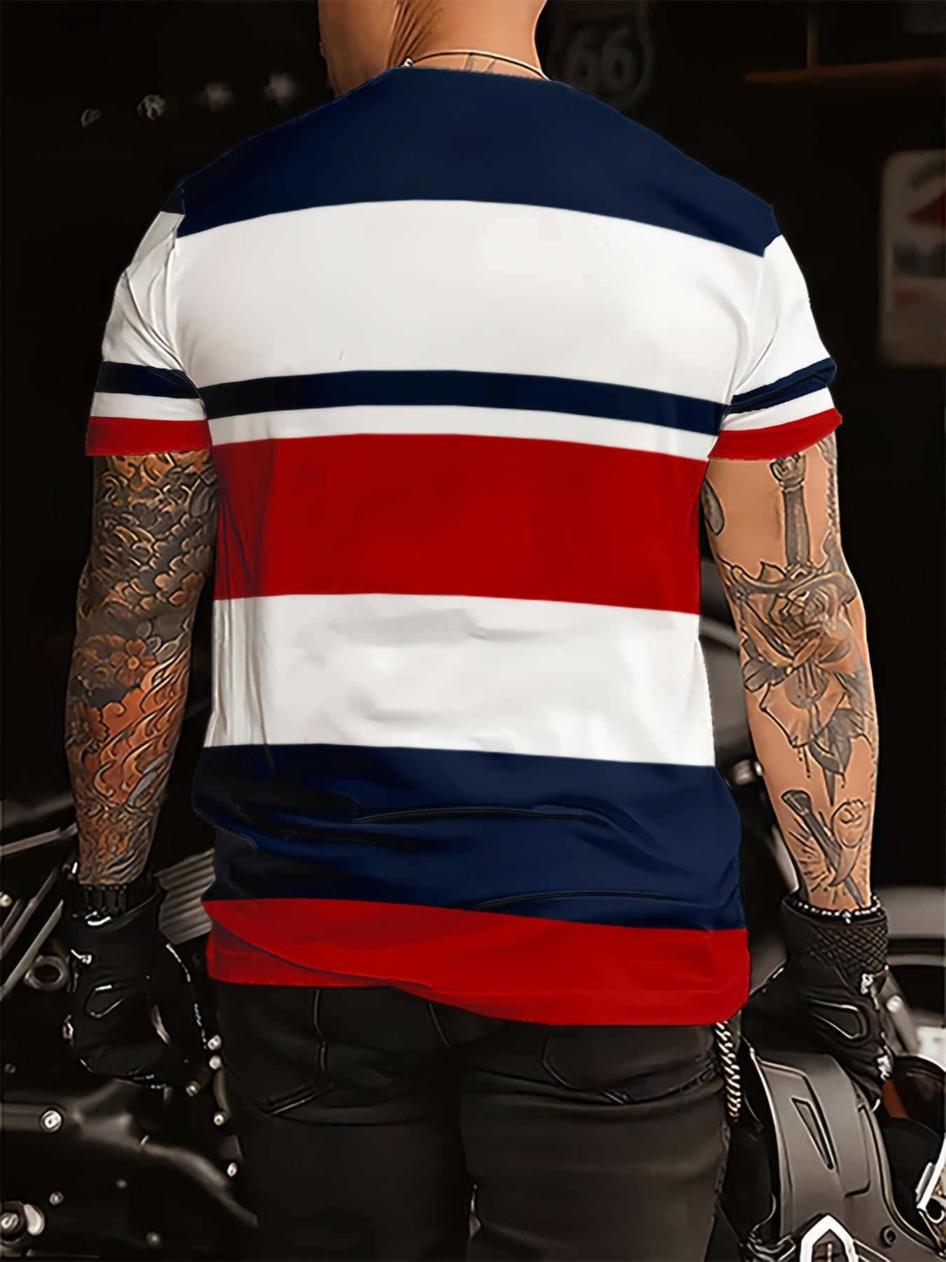 Herren T-Shirt im College-Stil mit Streifen und Wappen – Freizeitmode für Alltag & Sport