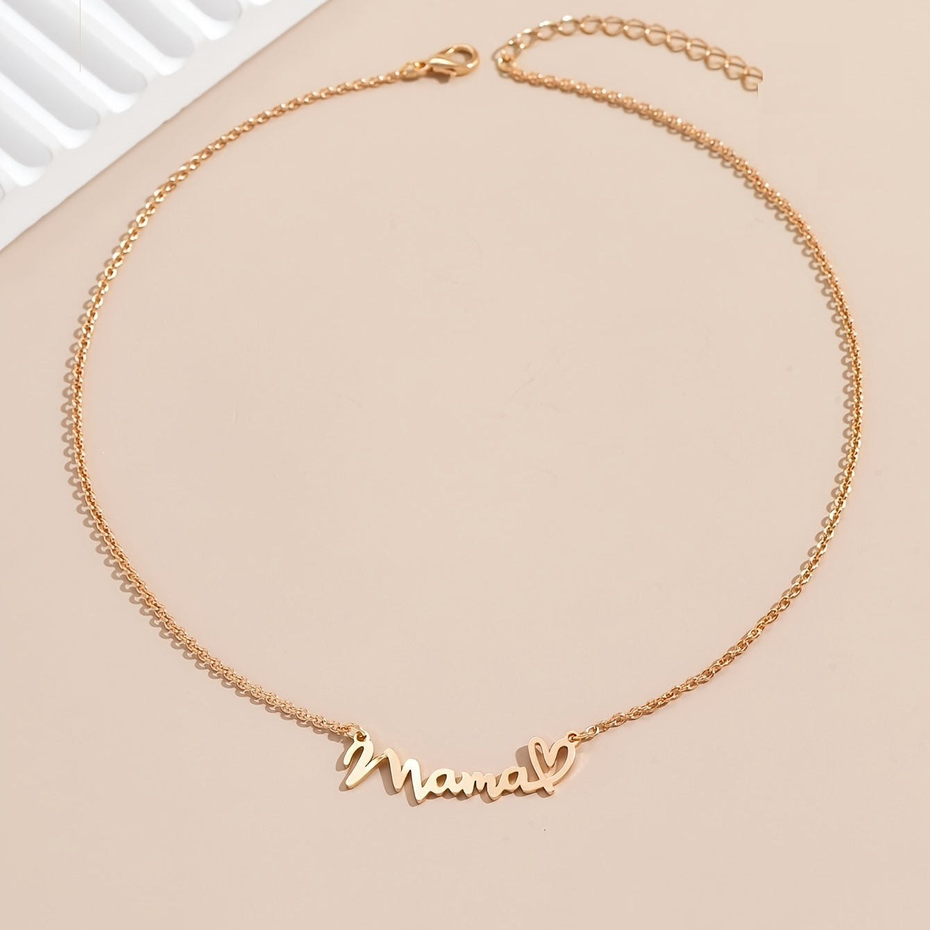 Damen Muttertagskette Mama Schriftzug mit Herz – Elegante Halskette als Geschenk für Mütter