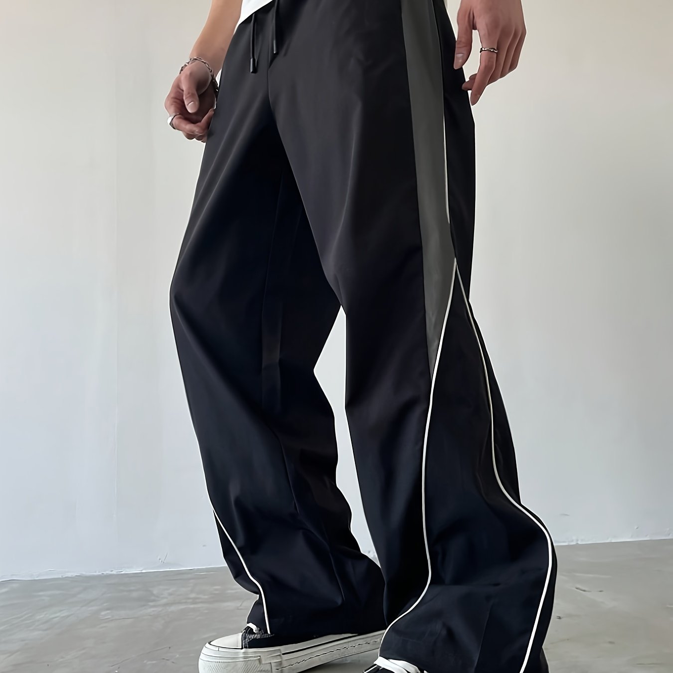 Herren Streetwear Weite Jogginghose mit Kontraststreifen und sportlichem Look
