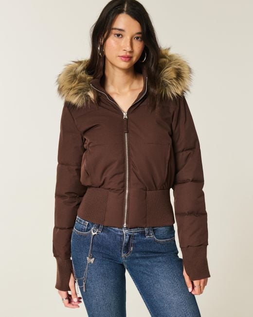 Kurze Damen Pufferjacke mit Kunstfellkapuze und Rippbündchen