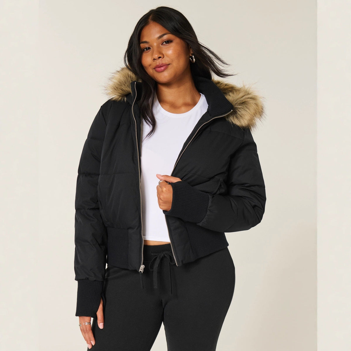 Kurze Damen Pufferjacke mit Kunstfellkapuze und Rippbündchen