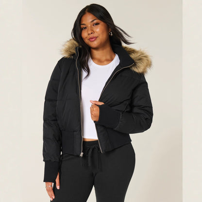 Kurze Damen Pufferjacke mit Kunstfellkapuze und Rippbündchen