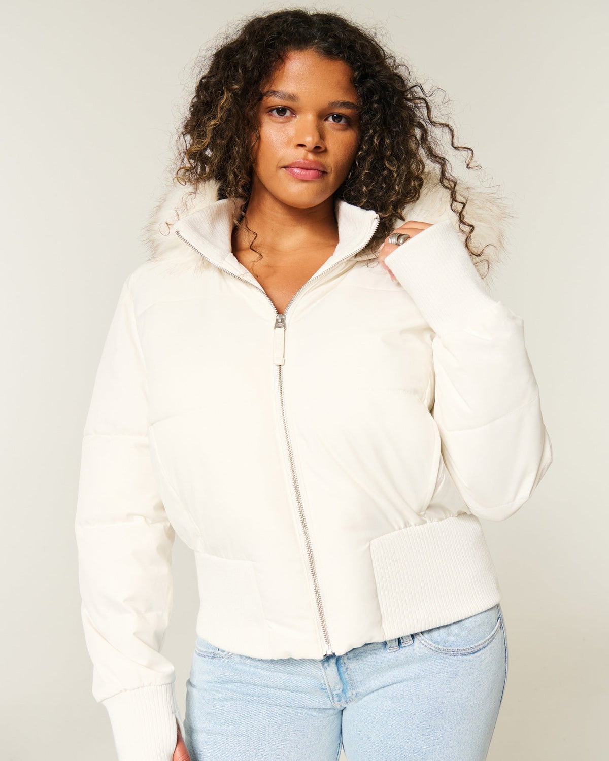 Kurze Damen Pufferjacke mit Kunstfellkapuze und Rippbündchen