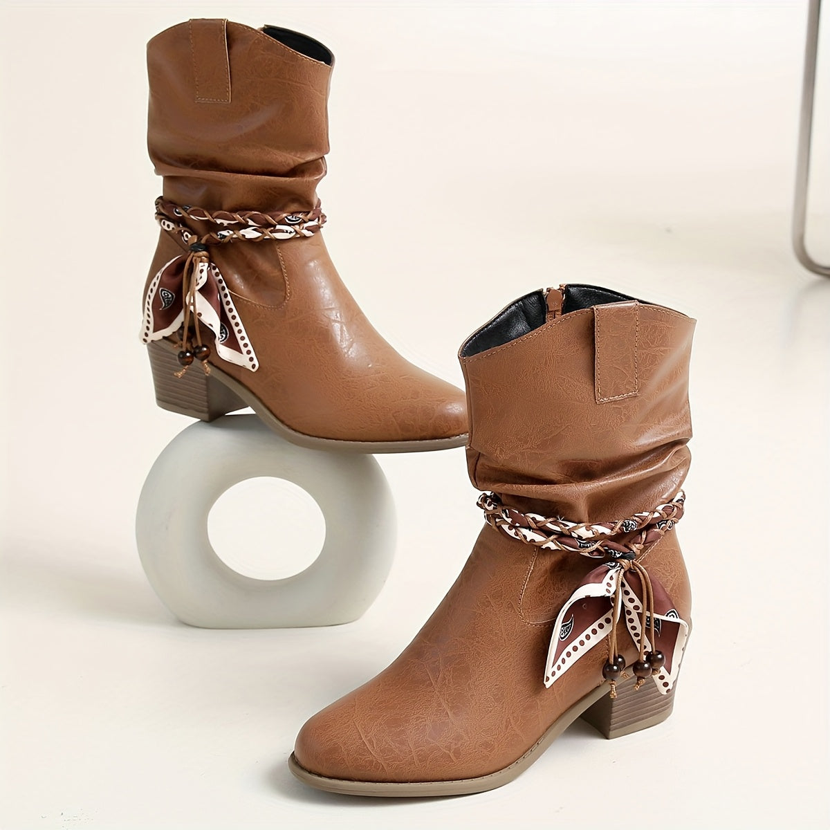 Hellbraune Stiefeletten mit gerafftem Schaft und Wickelband-Detail