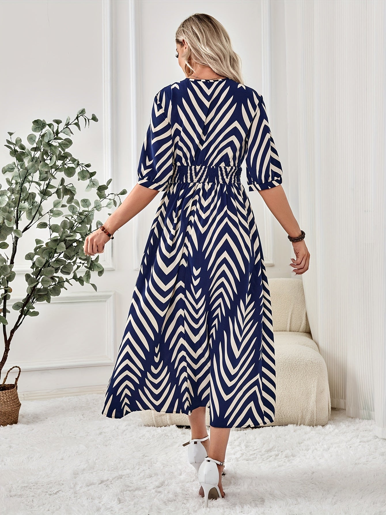 Damen Maxikleid mit Chevron-Muster und Wickelausschnitt – Eleganter Alltags- und Anlasslook