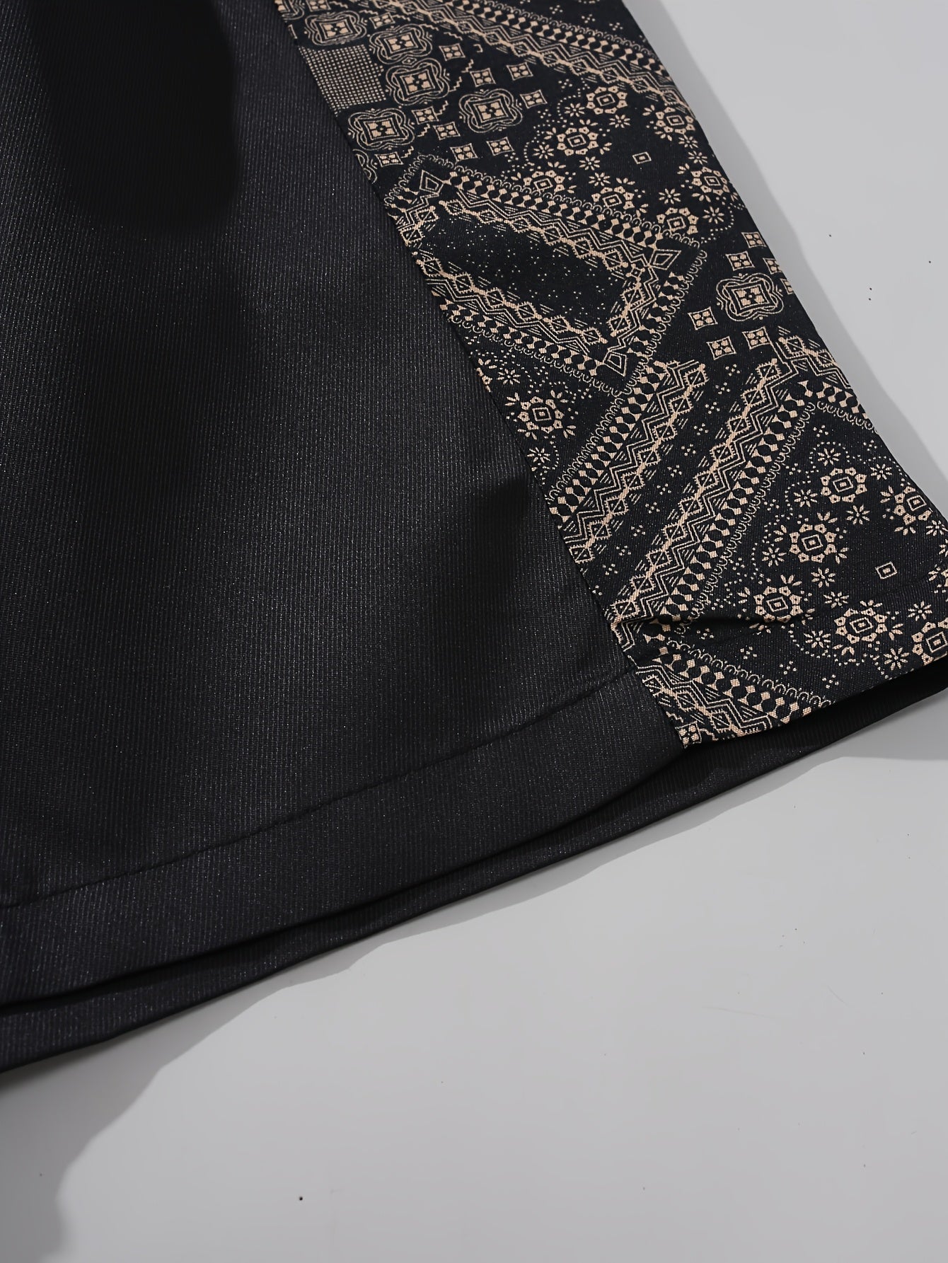 Herren Streetwear Shorts mit Ornamentmuster und grafischen Seiteneinsätzen – Modern Freizeit