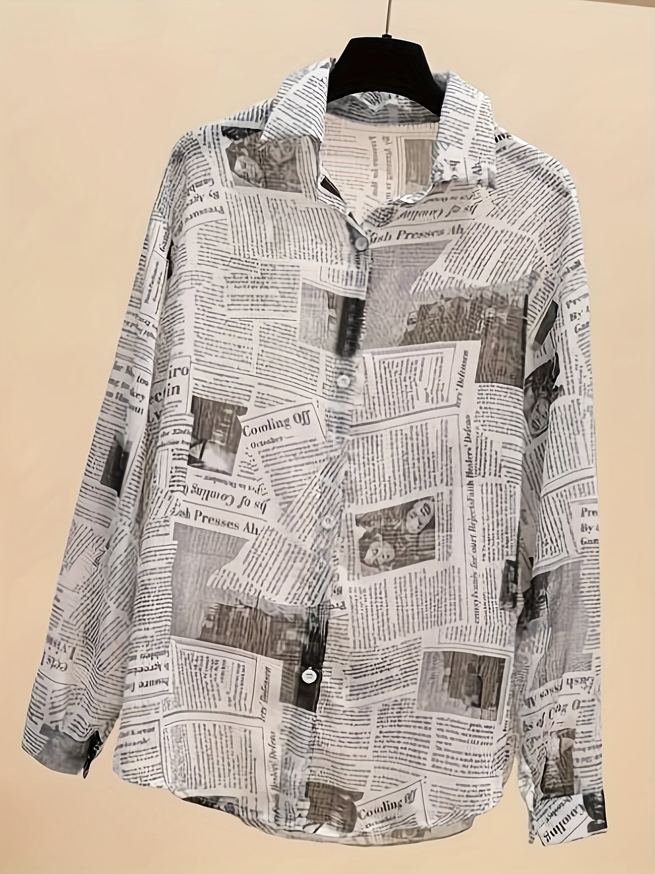 Damen Oversize Hemd mit Zeitungsdruck und High-Waist Denim Shorts – Modisches Freizeit-Outfit