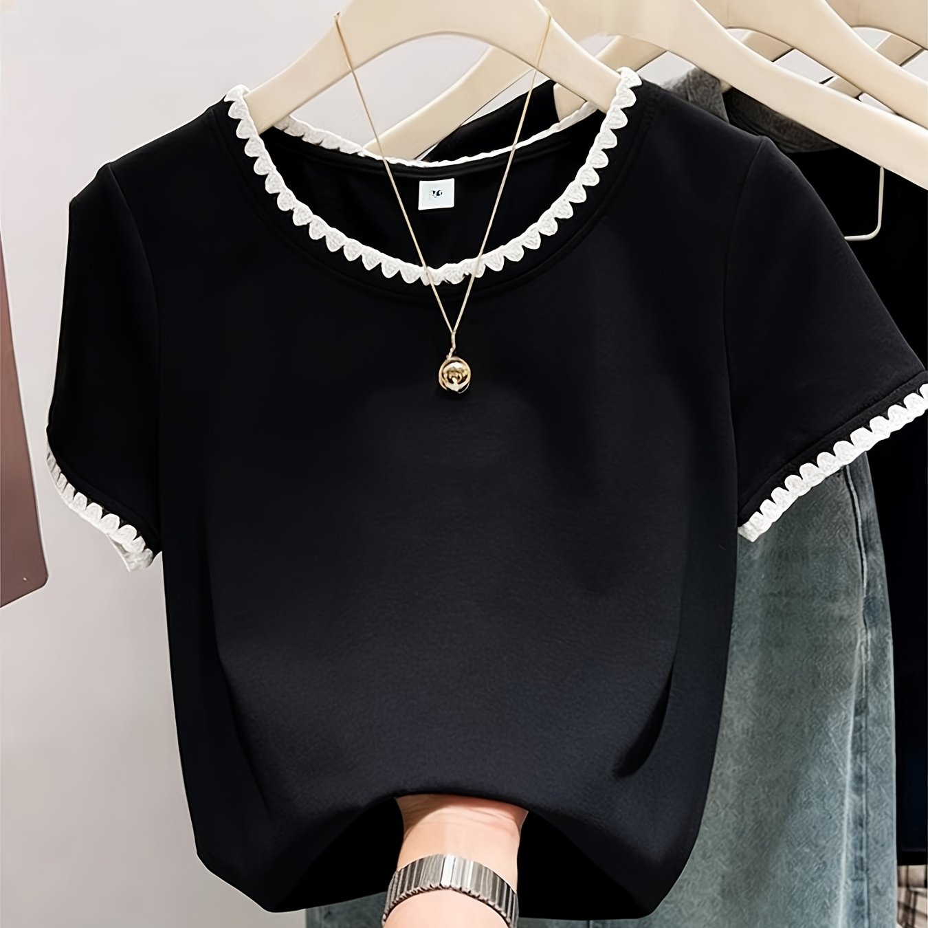 Damen Bluse mit Wellensaum und elegantem Rundhalsausschnitt – Stilvolle Alltags- und Bürobluse