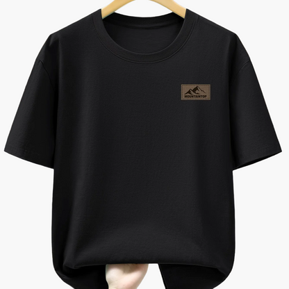Herren T-Shirt mit dezentem Mountain Patch – Freizeit & Alltag, moderner Look