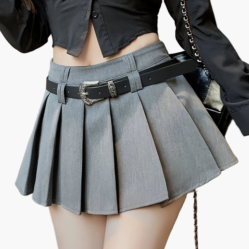 Damen Mini Faltenrock mit Gürtel und Sexy Crop Bluse – Modischer Streetwear-Look