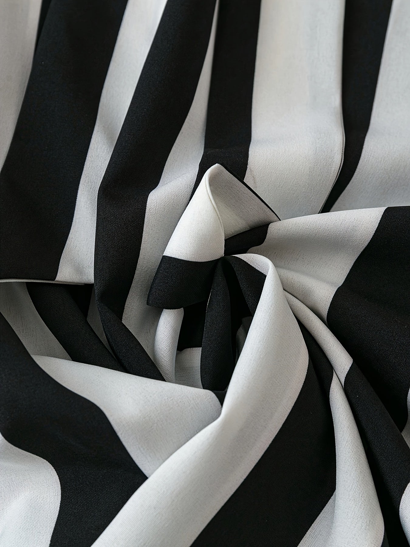 Damen Bluse mit Schleifenkragen und Streifen – Elegante Büro- und Freizeitmode