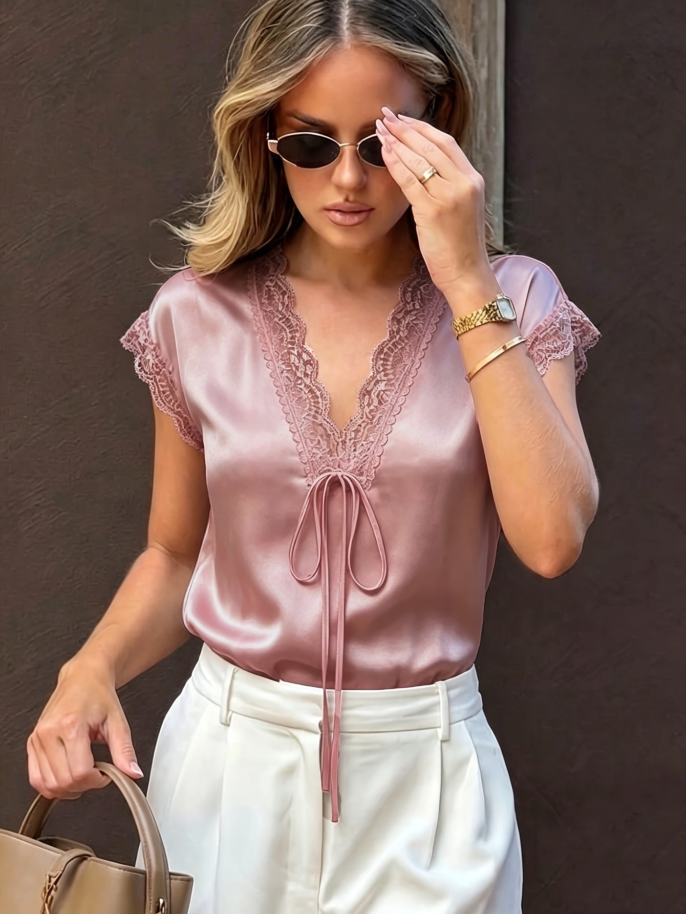 Damen Bluse mit Spitze und Bindeband – Eleganter V-Ausschnitt, Kurzarm, Femininer Stil für Abend und Alltag