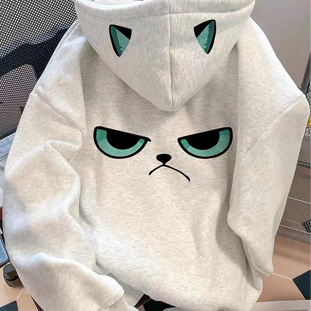 Unisex Hoodie mit grimmigem Katzen-Print und Ohren Hellgrau