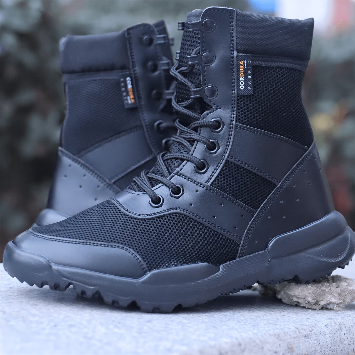Schwarze knöchelhohe Schnürstiefel mit Profilsohle und Mesh-Einsätzen
