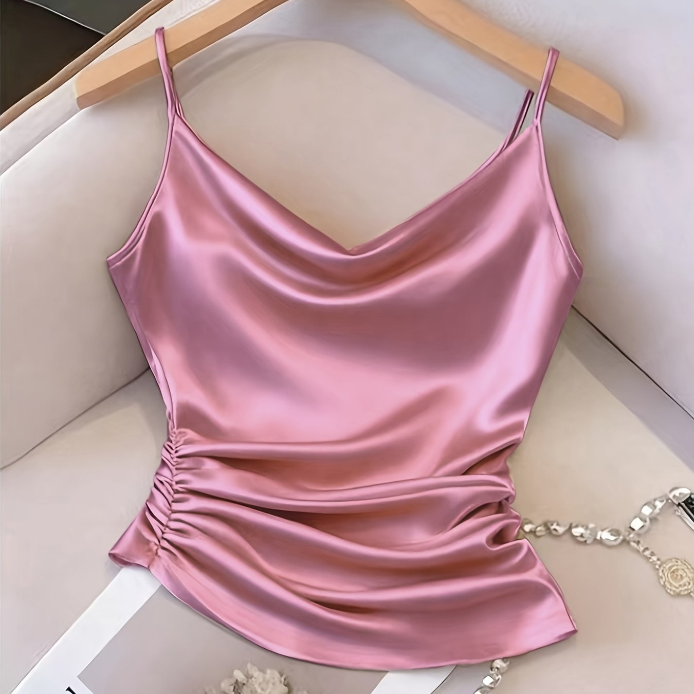 Damen Satin-Camisole mit Wasserfallausschnitt und Raffungen – Elegantes Oberteil für Abend und Party