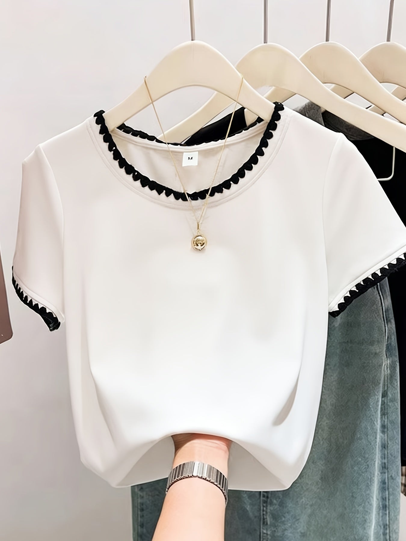 Damen Bluse mit Wellensaum und elegantem Rundhalsausschnitt – Stilvolle Alltags- und Bürobluse