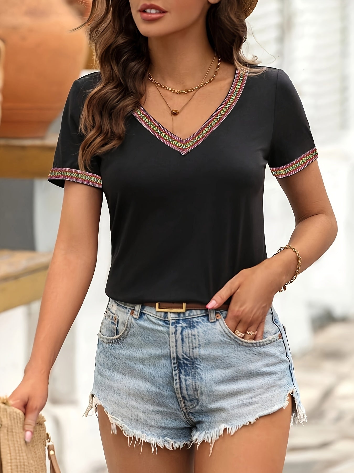 Damen Boho T-Shirt mit V-Ausschnitt und Ethno-Bordüre – Sommer Freizeitmode