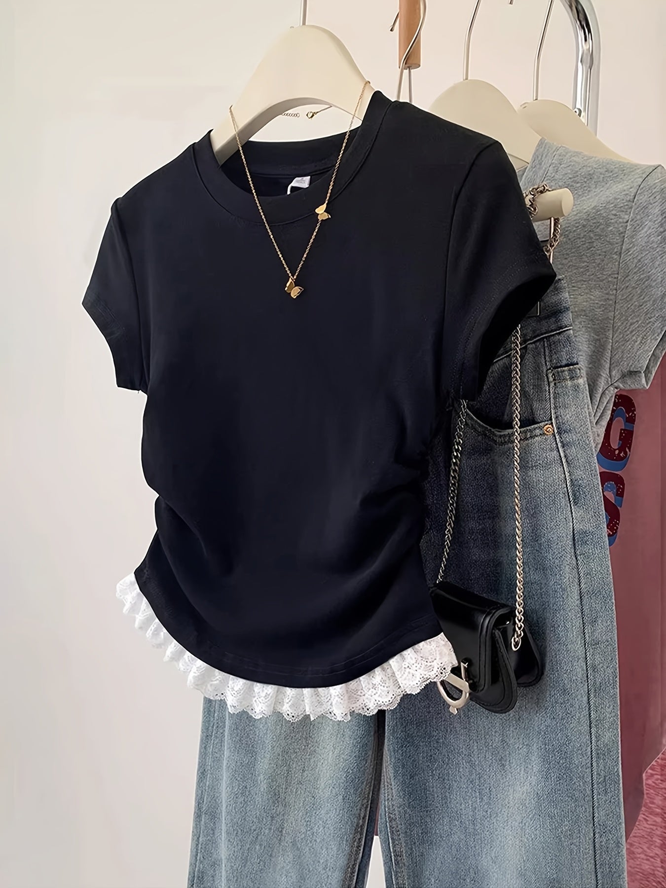 Damen T-Shirt mit Raffung und Spitzenbesatz – Feminines Kurzarm Basic für Alltag und Freizeit