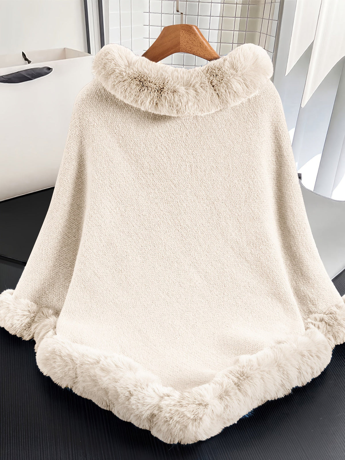 Damen Strickponcho mit Zopfmuster und Kunstpelzbesatz