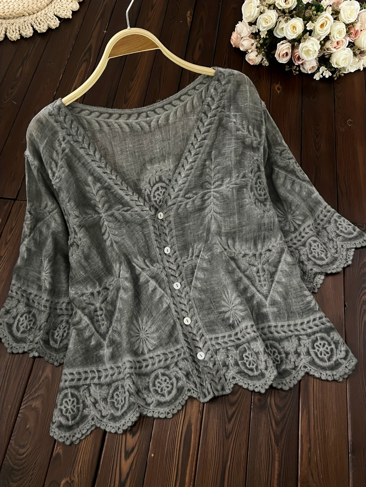 Damen Bluse mit Stickerei und V-Ausschnitt, 3/4-Ärmel, Knopfleiste