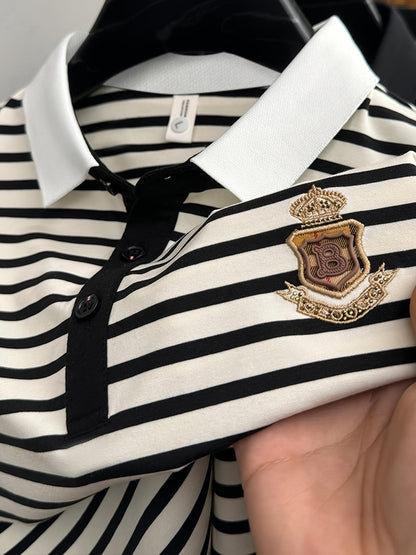 Herren Polohemd mit Streifen und gesticktem Wappen – Klassischer Freizeit- und Business-Look