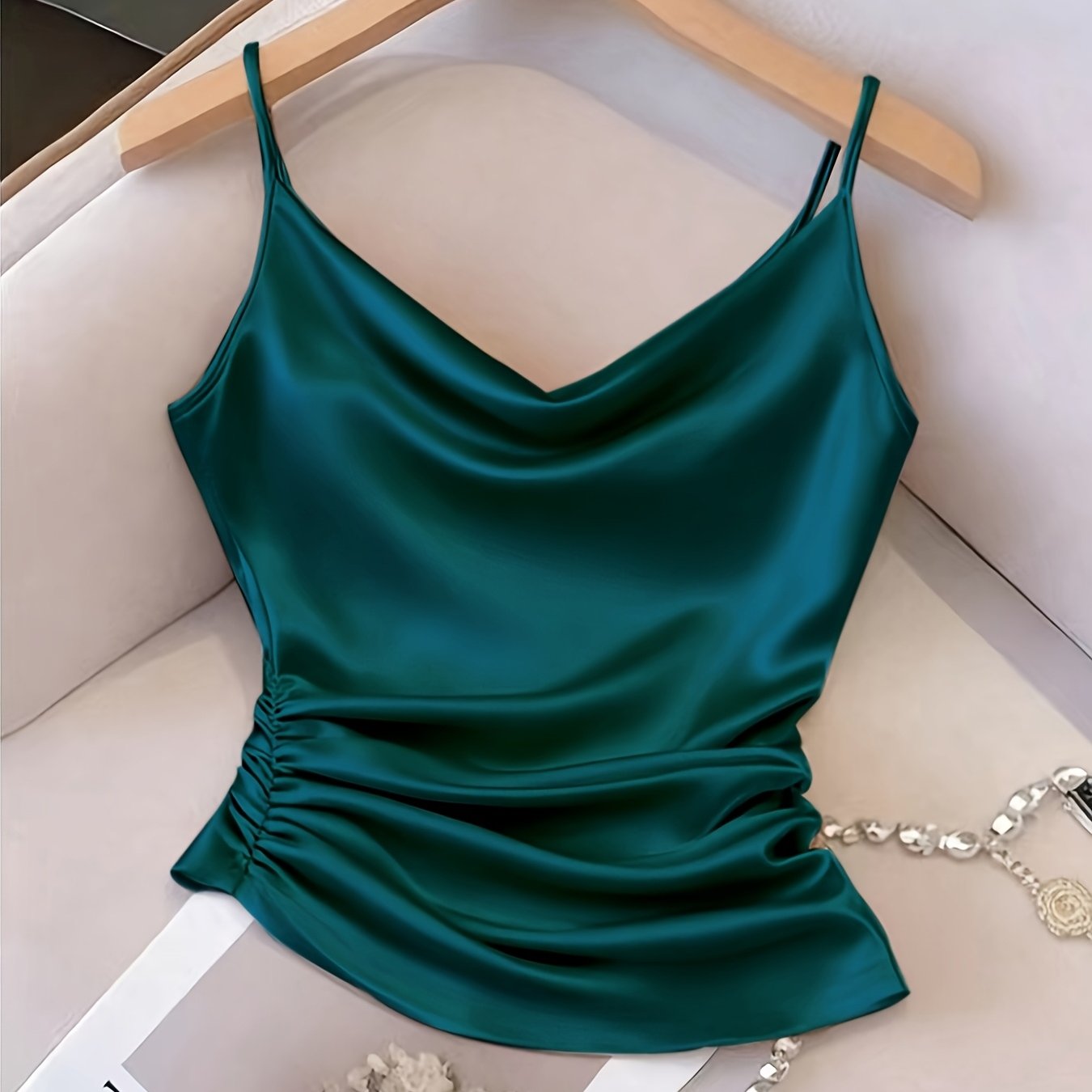 Damen Satin-Camisole mit Wasserfallausschnitt und Raffungen – Elegantes Oberteil für Abend und Party