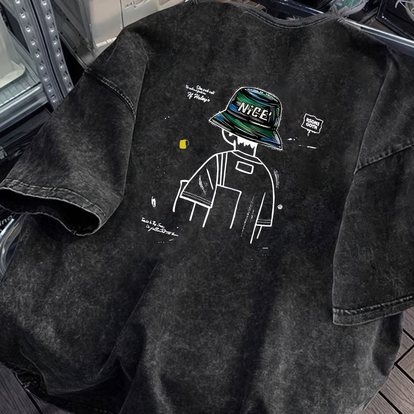 Herren Streetwear T-Shirt mit Grafik und Bucket Hat Print – Urban Style