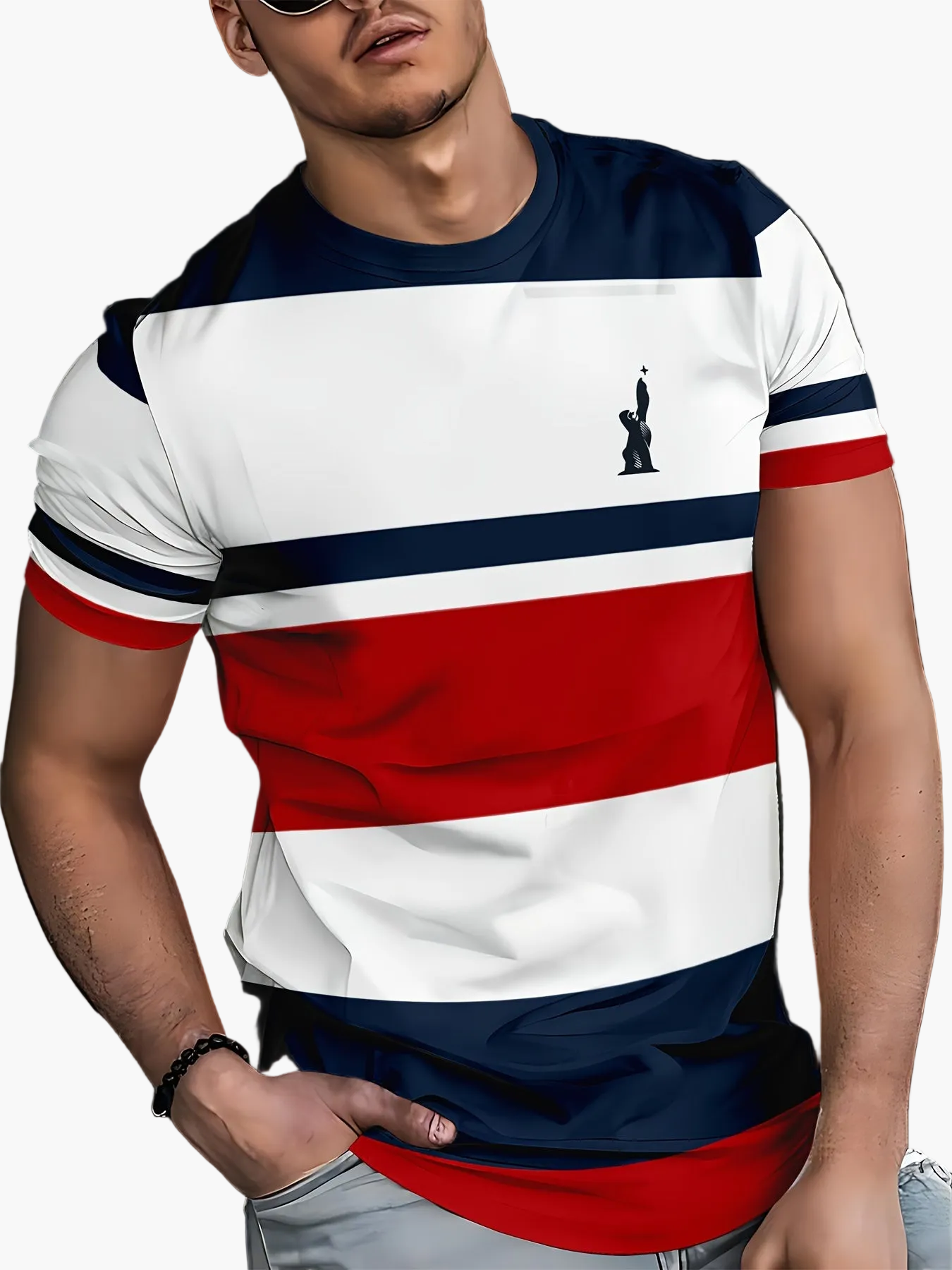 Herren T-Shirt im College-Stil mit Streifen und Wappen – Freizeitmode für Alltag & Sport