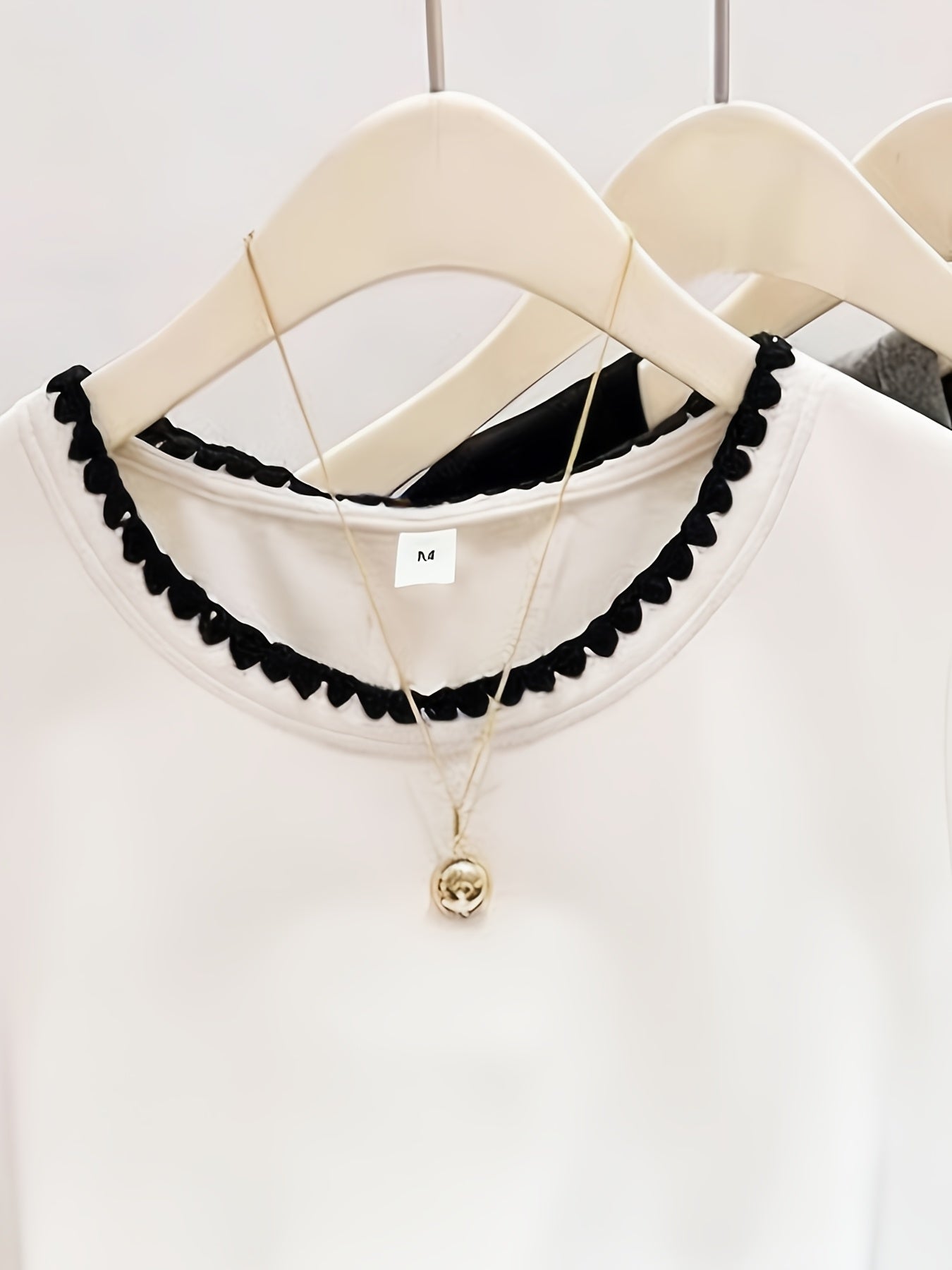 Damen Bluse mit Wellensaum und elegantem Rundhalsausschnitt – Stilvolle Alltags- und Bürobluse