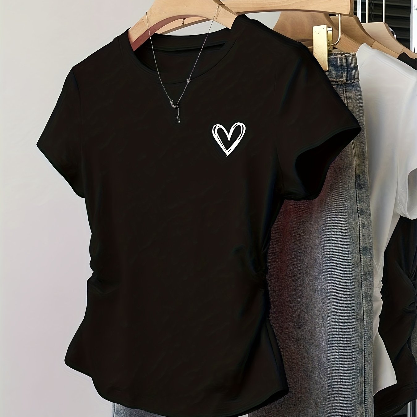 Damen T-Shirt mit Herz-Print und modernem, figurbetontem Schnitt – Alltagsmode mit Stil