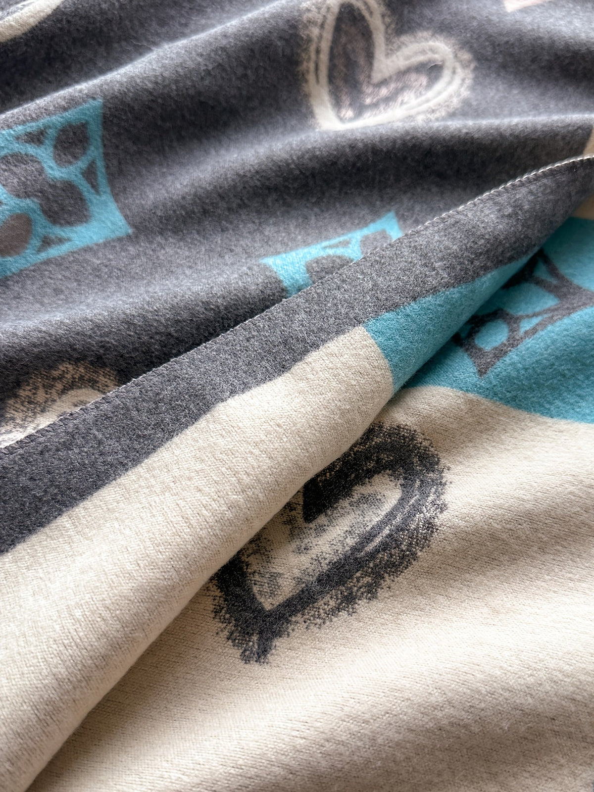 Damen Poncho mit Herz- und Muster-Print, Weicher Umhang mit Fransen, Einheitsgröße