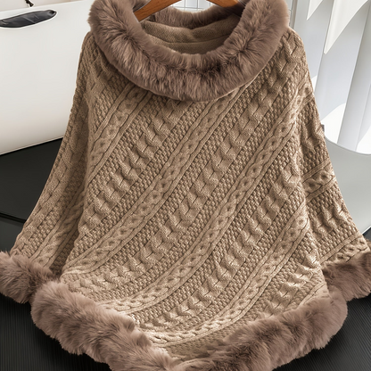 Damen Strickponcho mit Zopfmuster und Kunstpelzbesatz