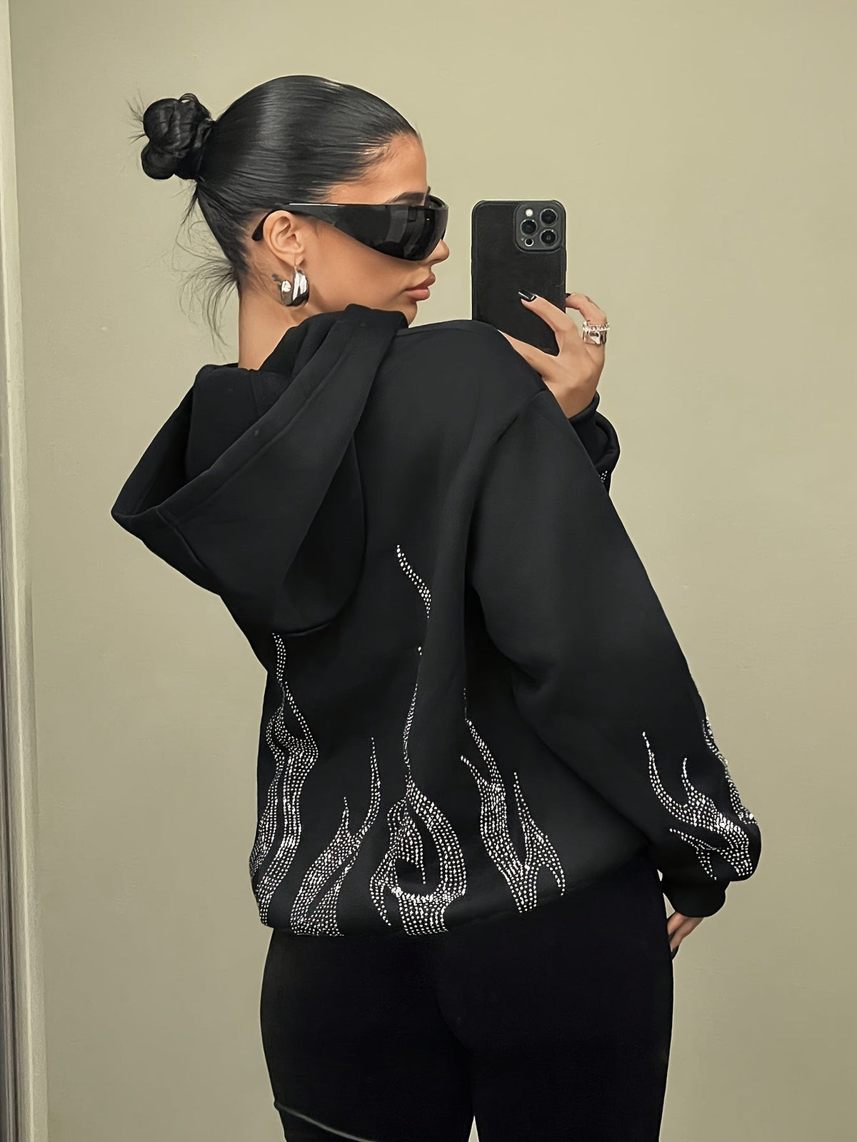 Hoodie Schwarz mit Glitzerstein-Flammenmuster